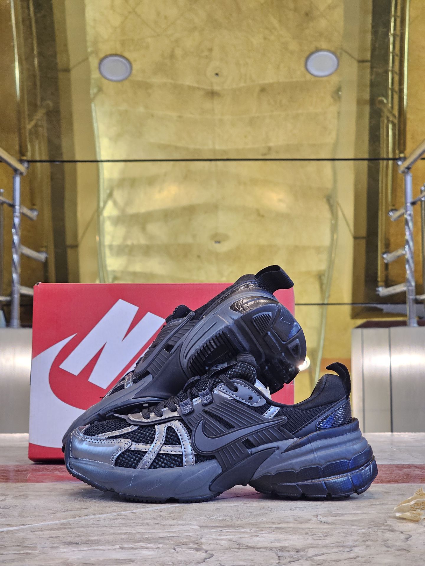 کتونی نایک وی تو کی زنانه مسترکوالیتی /سایز 37 الی 40/Nike V2k Run/ فروش عمده و تک