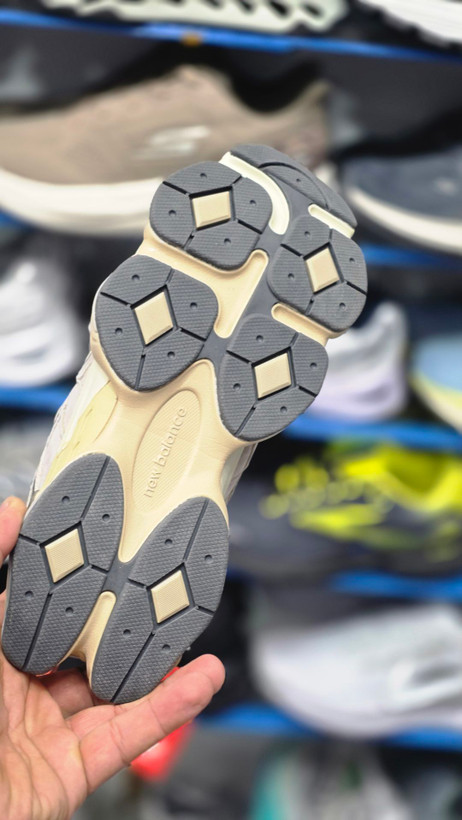 کتونی نیوبالانس 9060 مسترکوالیتی /Newbalance 9060/سایز40 الی 45/ فروش عمده و تک