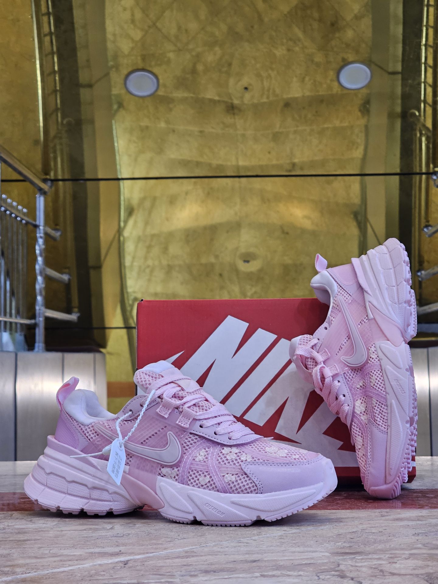 کتونی نایک وی تو کی زنانه مسترکوالیتی /سایز 37 الی 40/Nike V2k Run/ فروش عمده و تک