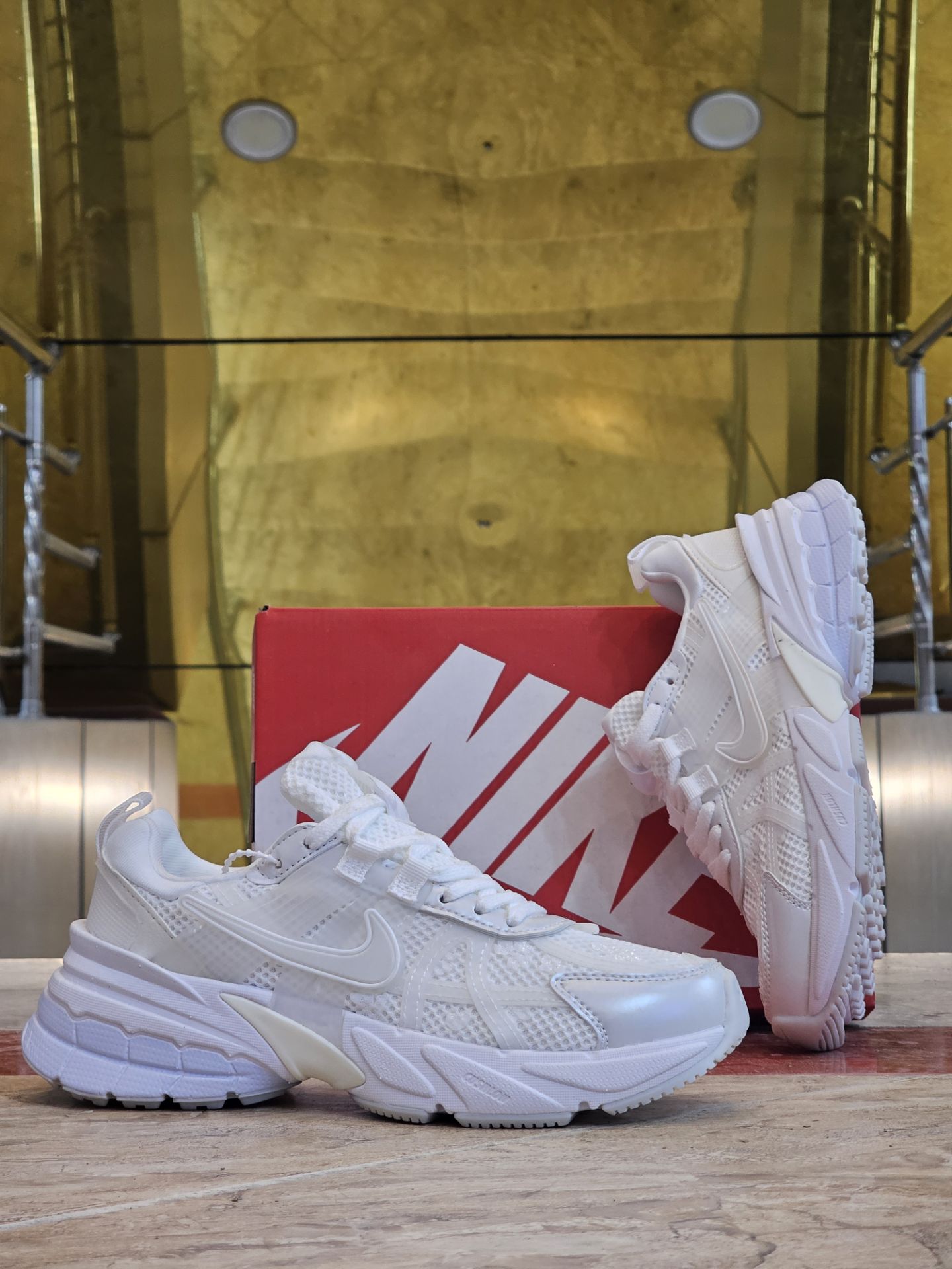 کتونی نایک وی تو کی زنانه مسترکوالیتی /سایز 37 الی 40/Nike V2k Run/ فروش عمده و تک