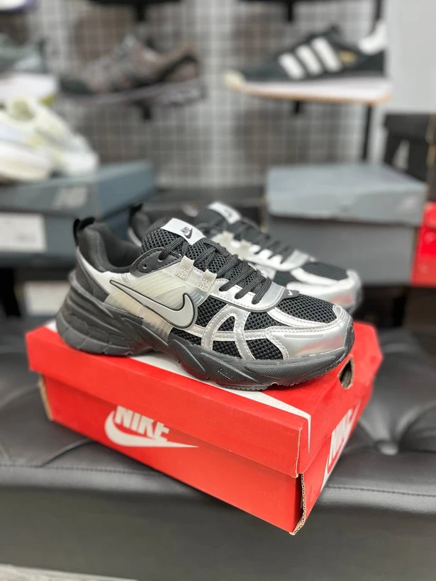 کتونی رانینگ نایک وی تو کی مسترکوالیتی /سایز 37 الی 45/Nike V2k Run/ فروش عمده و تک