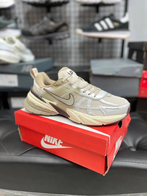 کتونی رانینگ نایک وی تو کی مسترکوالیتی /سایز 37 الی 45/Nike V2k Run/ فروش عمده و تک