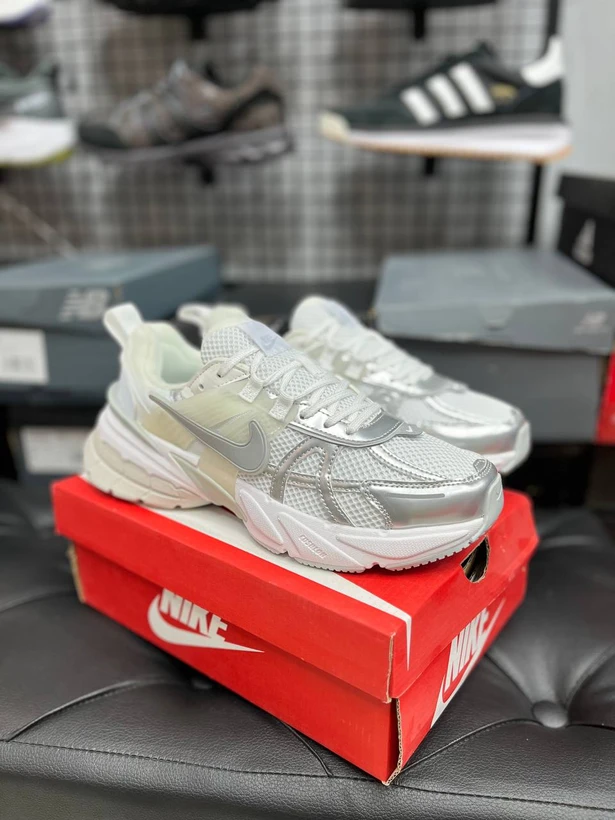 کتونی رانینگ نایک وی تو کی مسترکوالیتی /سایز 37 الی 45/Nike V2k Run/ فروش عمده و تک